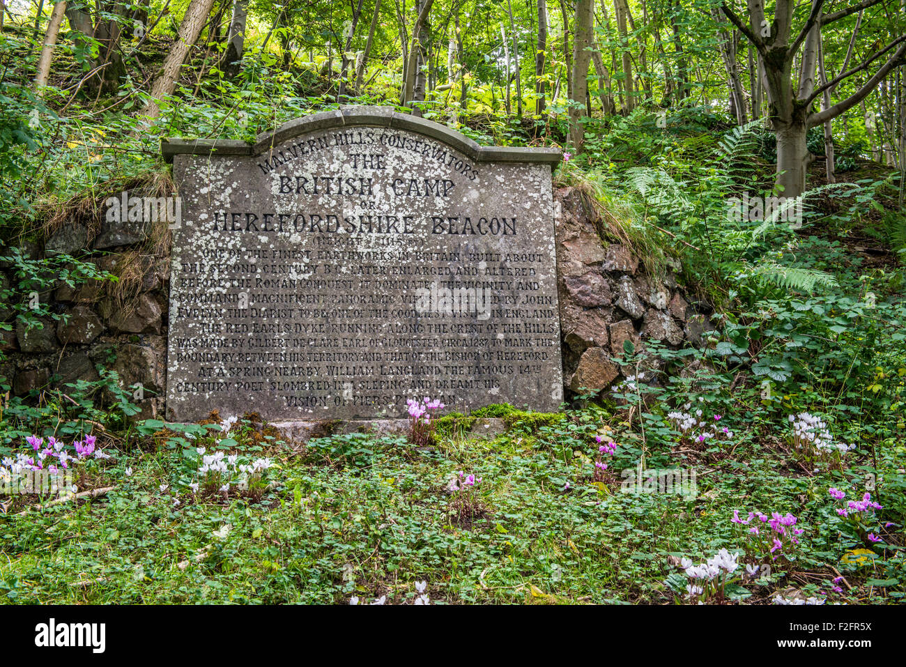 Tavoletta di pietra che dettaglia l'Herefordshire Beacon storia conosciuta anche come British Camp sull'Herefordshire e Worcestershire confine Foto Stock