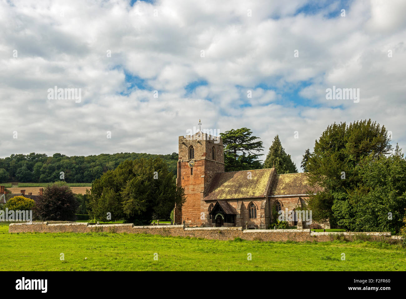Chiesa di San Giovanni Battista nel piccolo villaggio Herefordshire di Eastnor, adiacente al Castello di Eastnor, Inghilterra. Foto Stock