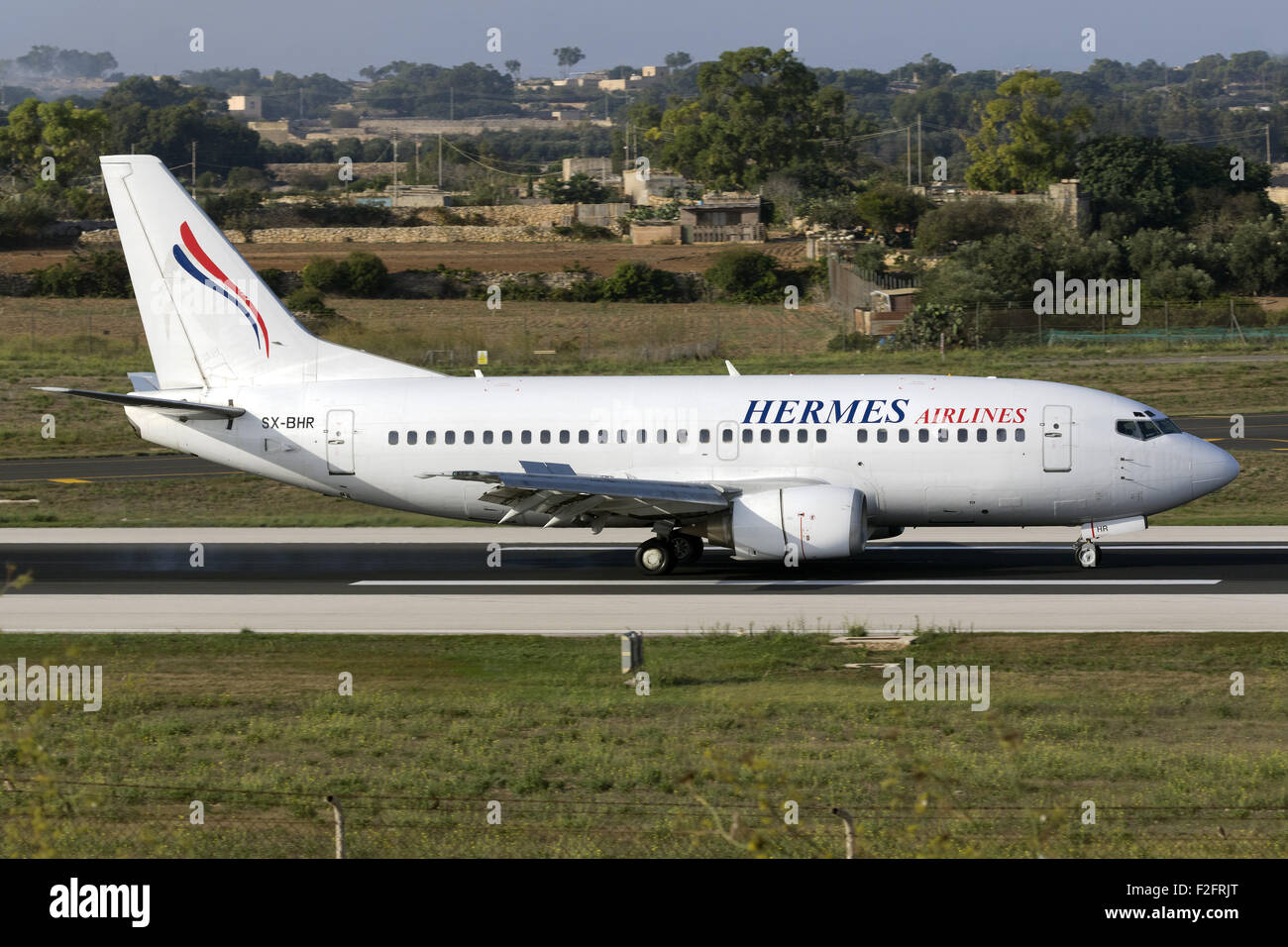 Hermes Airlines Boeing 737-5L9 pista di atterraggio 31, operando per aria mediterranee. Foto Stock