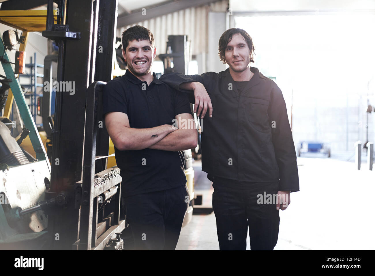 Ritratto fiducioso meccanica nel negozio di riparazioni auto Foto Stock