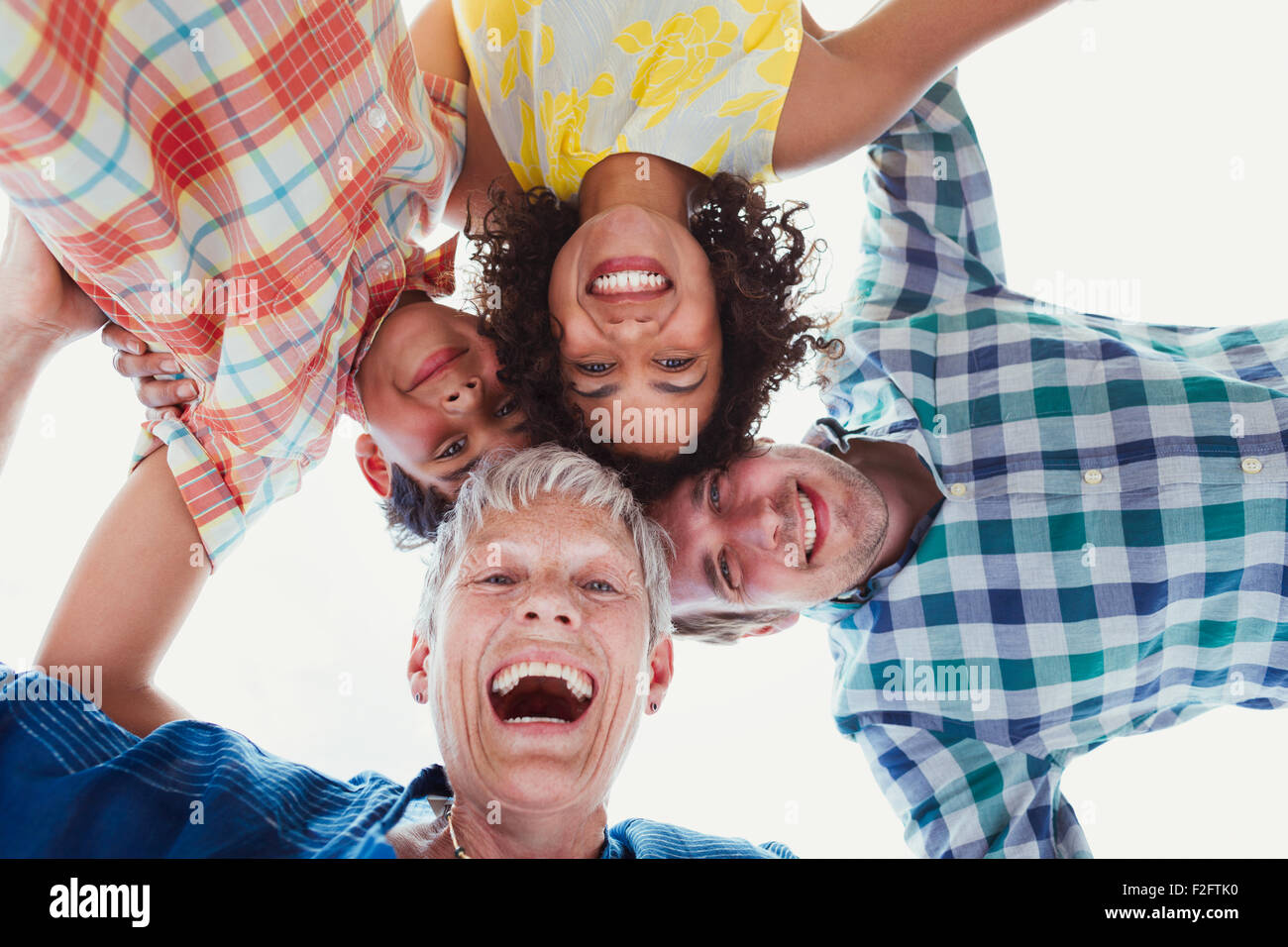 Ritratto sorridente multi-generazione famiglia in huddle Foto Stock