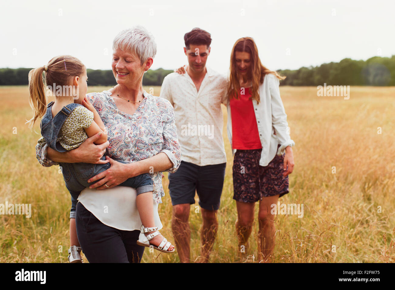 Multi-generazione famiglia passeggiate in campo rurale Foto Stock