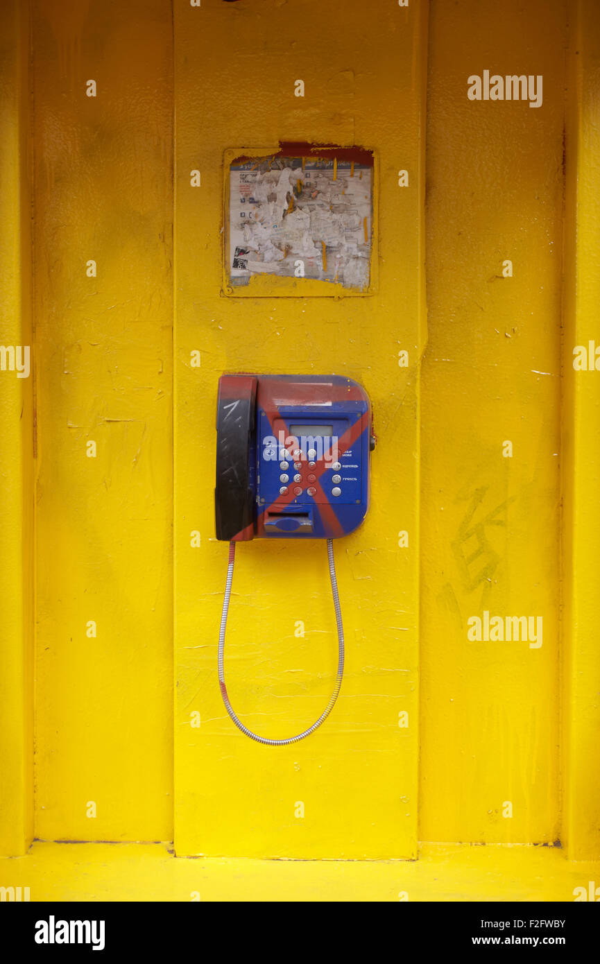 Foto di giallo dei telefoni pubblici a Odessa Foto Stock