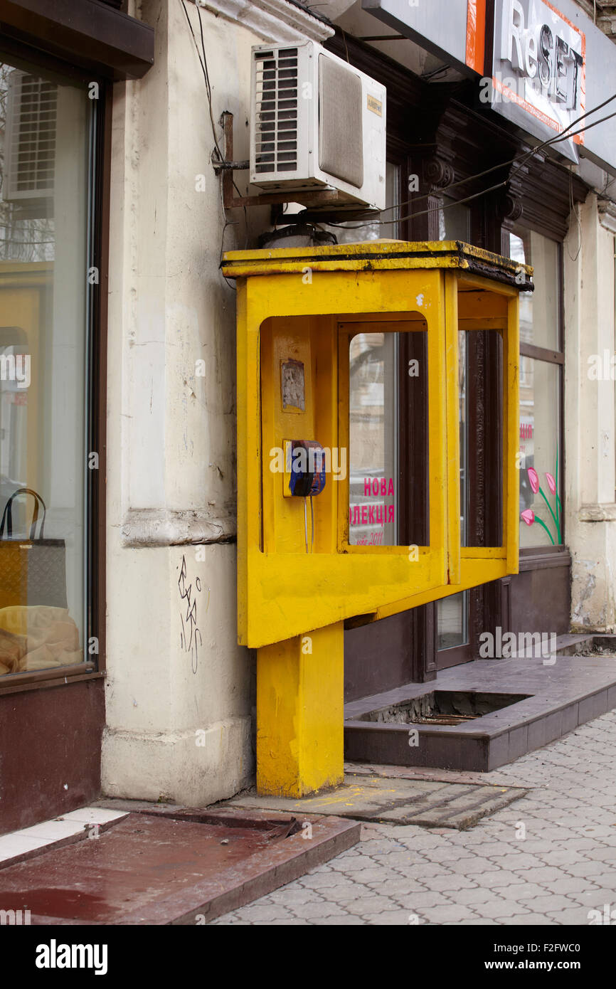 Foto di giallo dei telefoni pubblici a Odessa Foto Stock