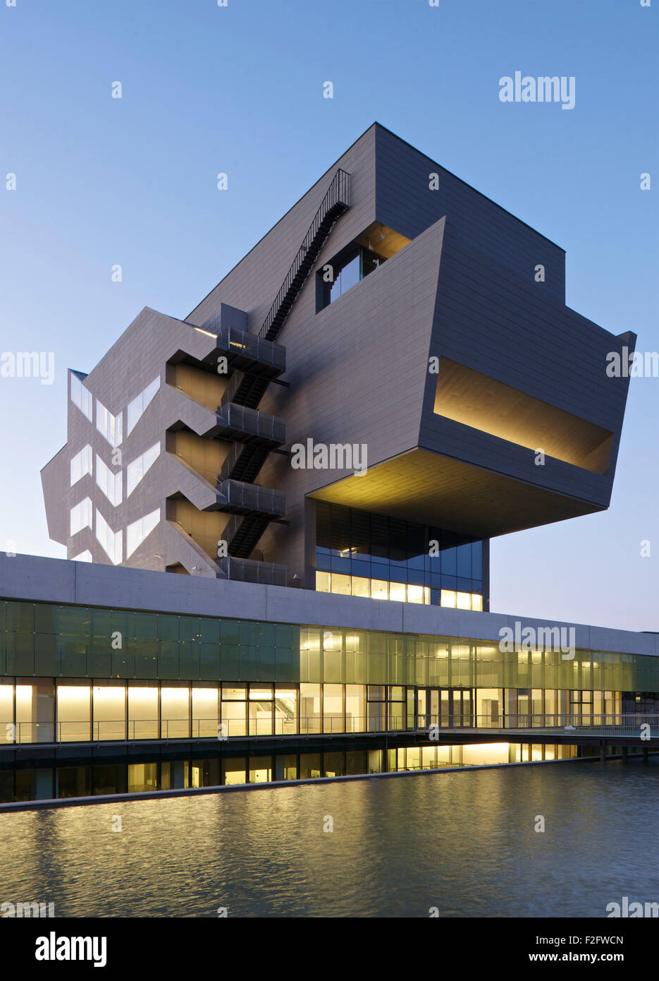Vista in elevazione della cucitrice al crepuscolo. Museu del Disseny de Barcelona, Barcelona, Spagna. Architetto: MBM Arquitectes, 2013. Foto Stock
