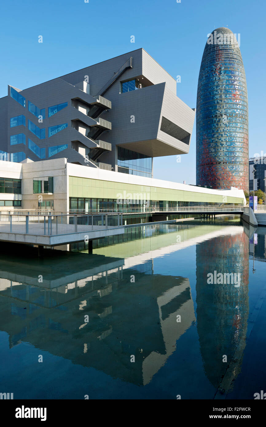 Mattina la vista in elevazione della cucitrice e la Torre Agbar riflesso sul lago artificiale. Museu del Disseny de Barcelona, Barcelona, Spagna Foto Stock