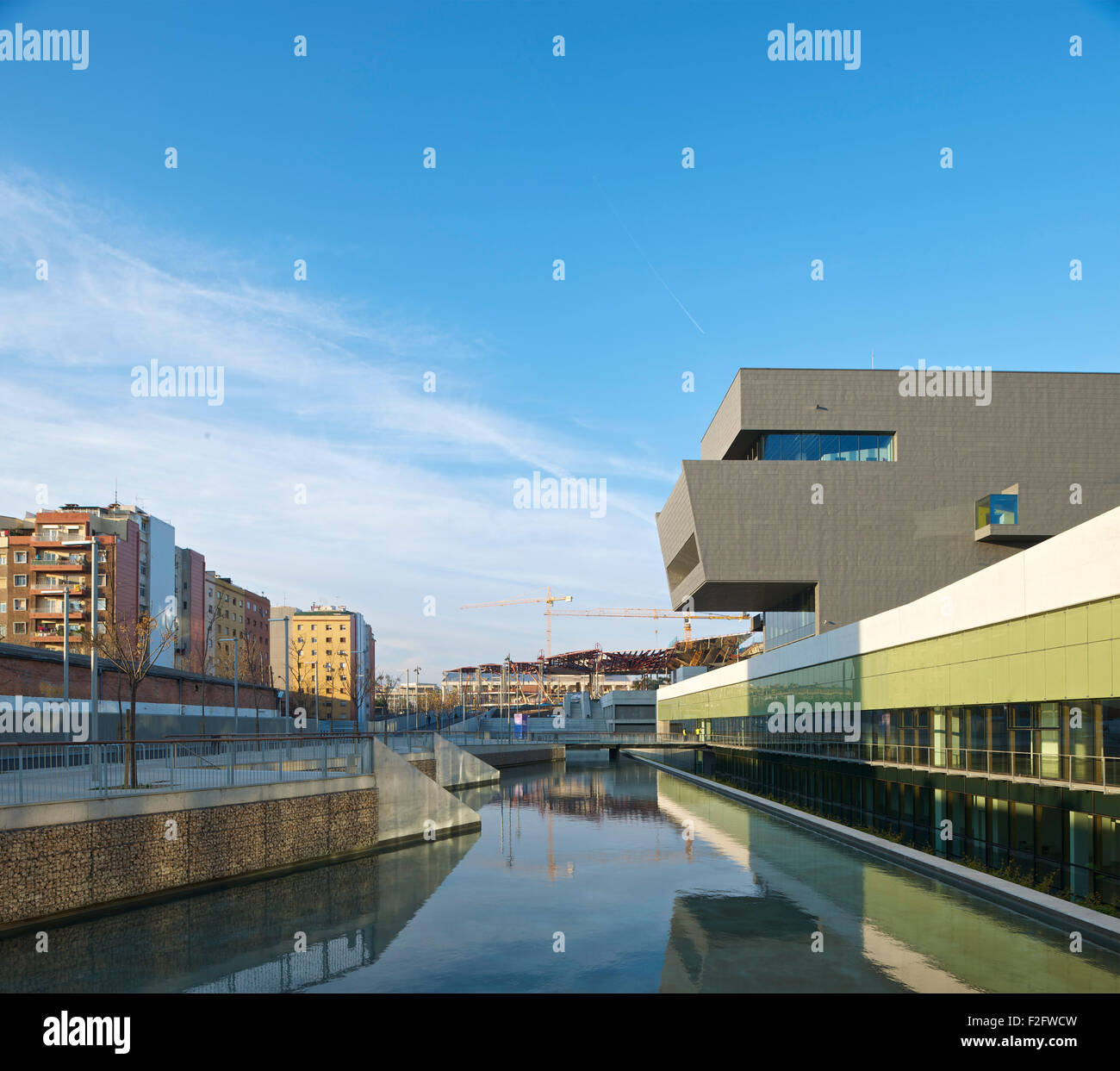 Vista la mattina del lago artificiale con il contesto della città. Museu del Disseny de Barcelona, Barcelona, Spagna. Architetto: MBM Arquitectes, Foto Stock