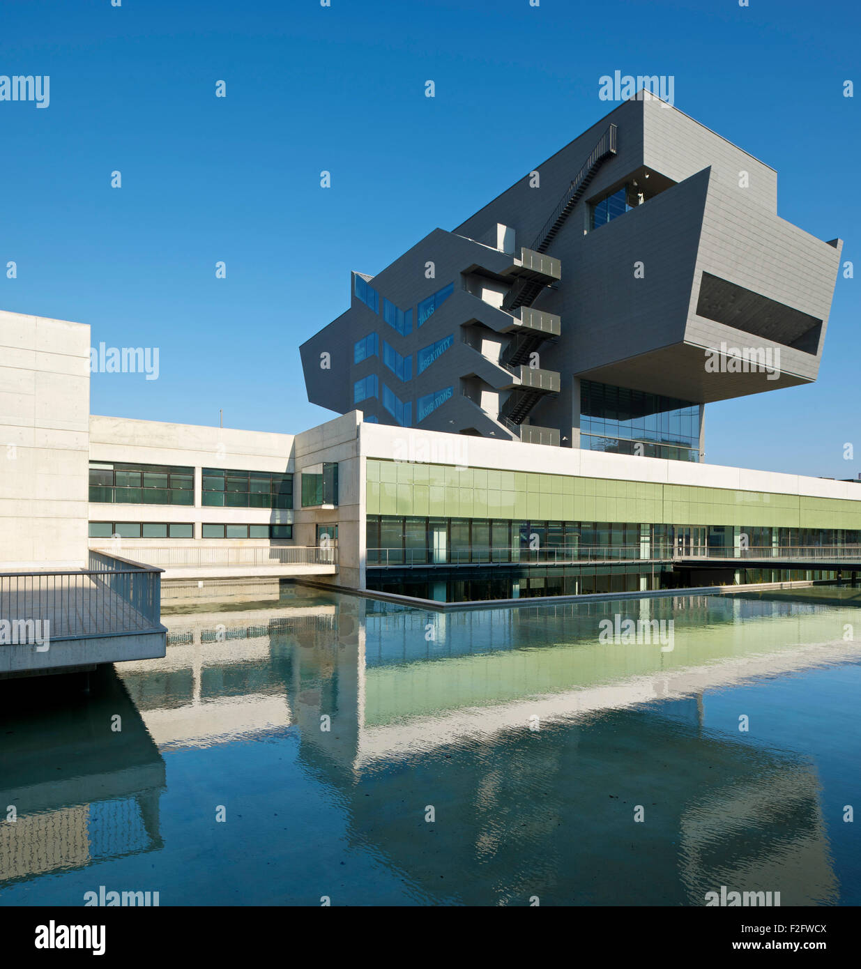 Mattina la vista in elevazione della cucitrice con la riflessione sul lago artificiale. Museu del Disseny de Barcelona, Barcelona, Spagna. Architec Foto Stock