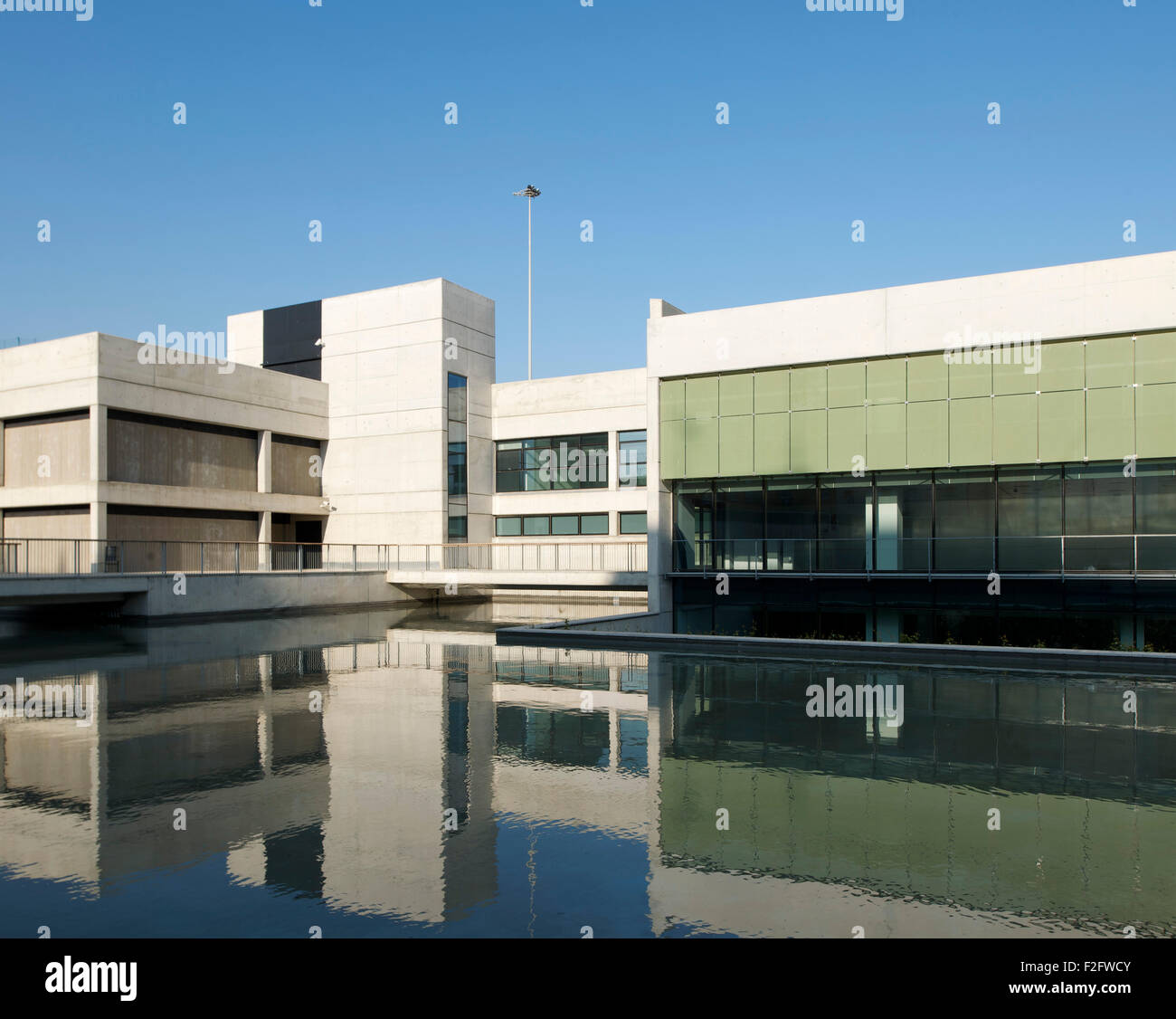 Le gallerie si riflette sul lago artificiale. Museu del Disseny de Barcelona, Barcelona, Spagna. Architetto: MBM Arquitectes, 2013. Foto Stock