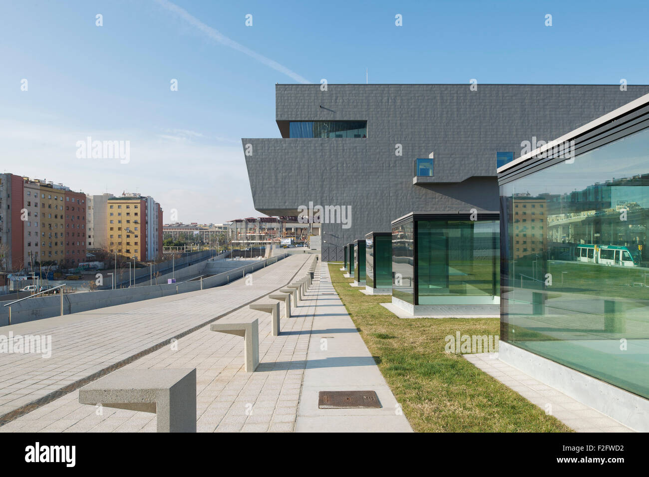 Vista la mattina della parte posteriore dell'edificio. Museu del Disseny de Barcelona, Barcelona, Spagna. Architetto: MBM Arquitectes, 2013. Foto Stock