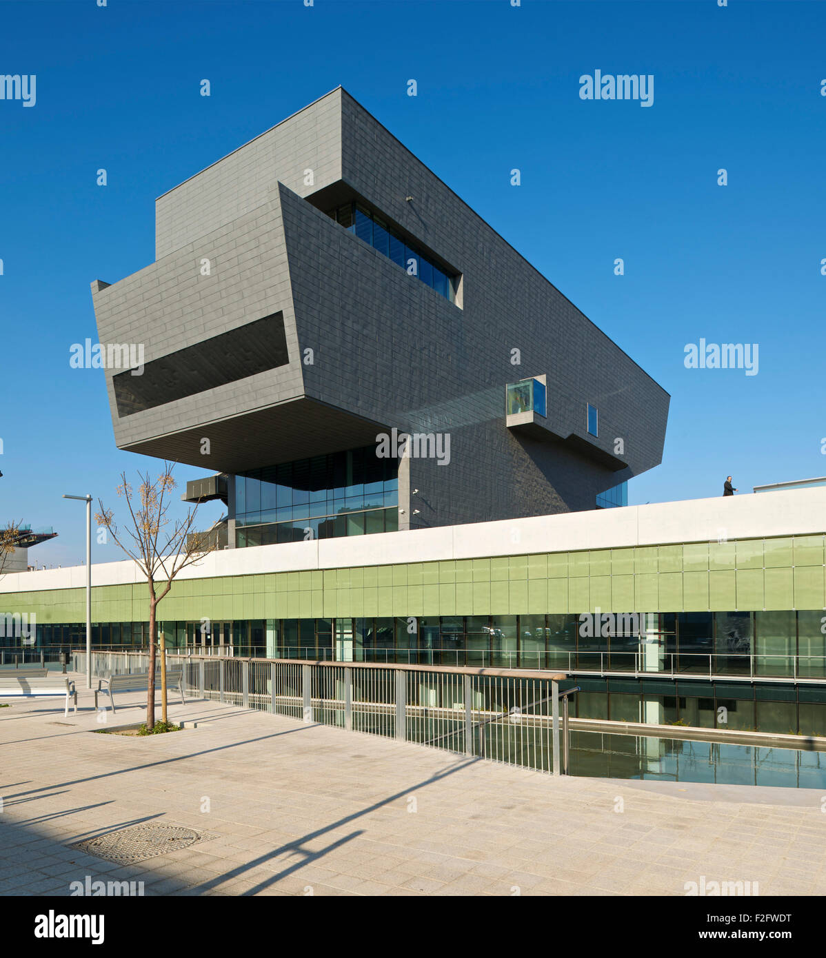 Vista prospettica della cucitrice con galleria. Museu del Disseny de Barcelona, Barcelona, Spagna. Architetto: MBM Arquitectes, 2013. Foto Stock