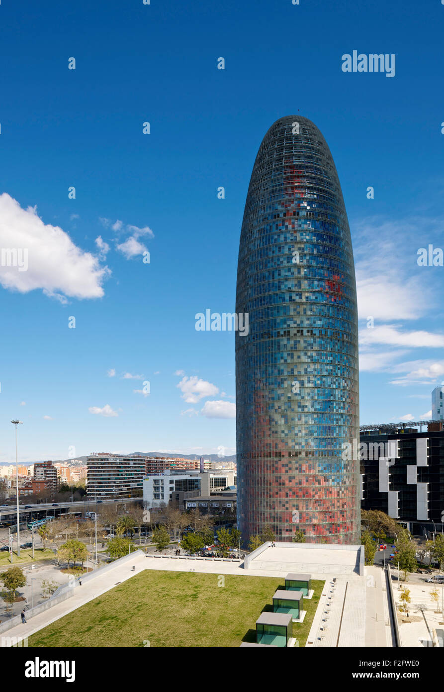 Vista della galleria e del tetto Torre Agbar. Museu del Disseny de Barcelona, Barcelona, Spagna. Architetto: MBM Arquitectes, 2013. Foto Stock