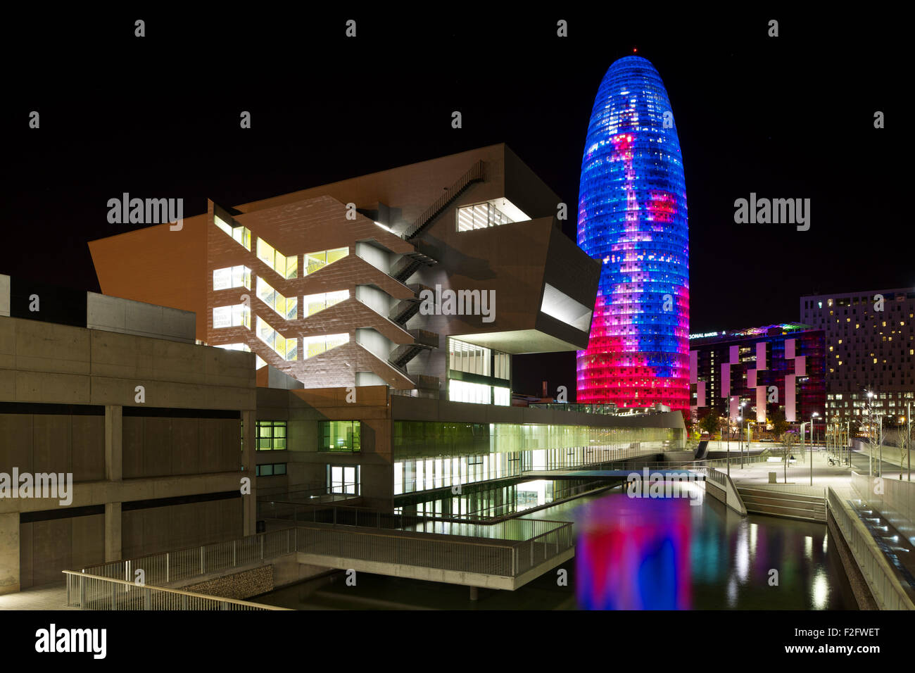 Notte elevazione con Torre Agbar. Museu del Disseny de Barcelona, Barcelona, Spagna. Architetto: MBM Arquitectes, 2013. Foto Stock