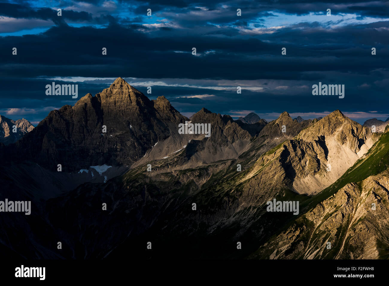 Hochvogel mountain summit e drammatici sky con montagne Allgäu, Algovia Alpi, Algovia, Baviera, Germania Foto Stock