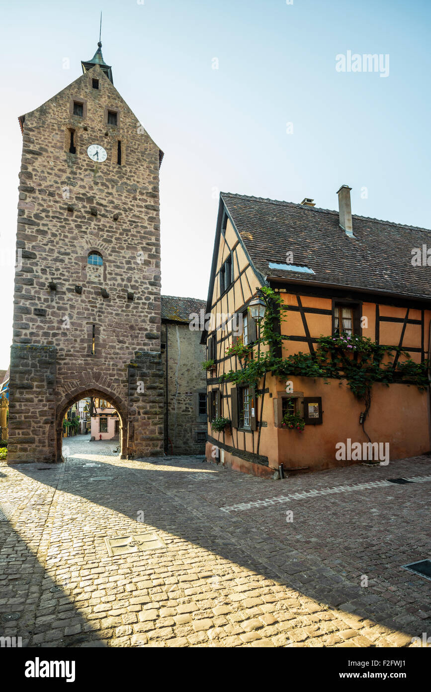Tour de Garde de la Ville, 1291 Dolder, city gate con casa in legno e muratura, Riquewihr, Alsazia, Francia Foto Stock