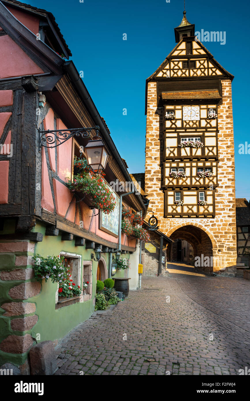 Tour de Garde de la Ville, 1291 Dolder, city gate con casa in legno e muratura, Riquewihr, Alsazia, Francia Foto Stock