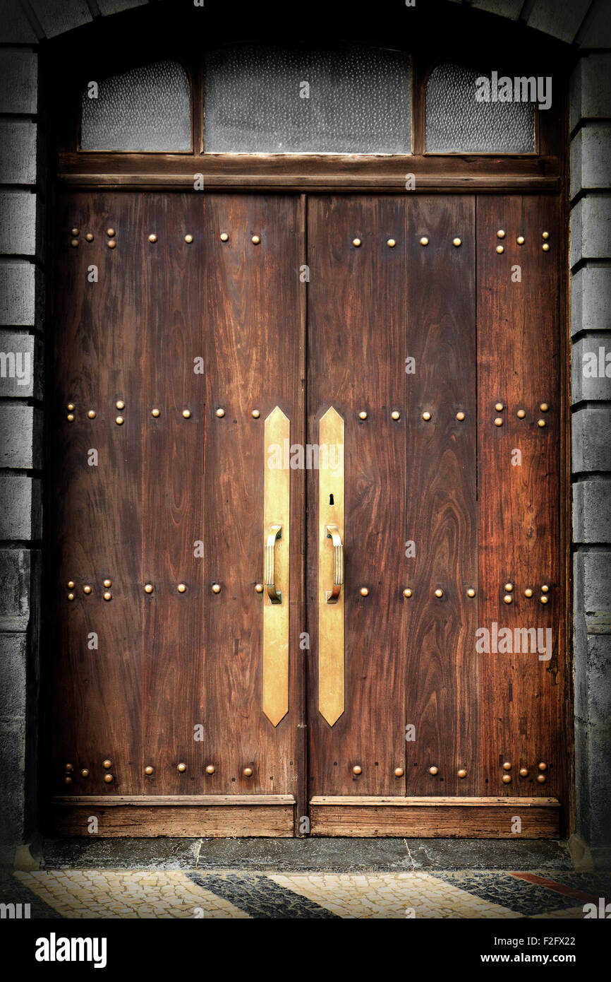 Vintage vecchia porta in legno con design in metallo Foto Stock