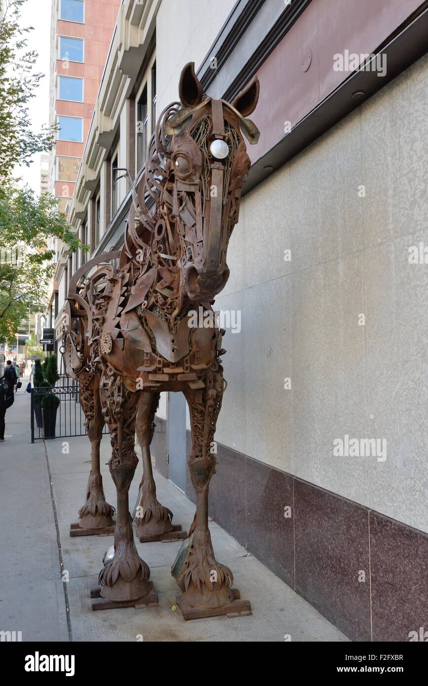 Questo metallo cavallo scultura è all'angolo di St 8 e il centro St in centro a Calgary, Alberta, Canada. Foto Stock
