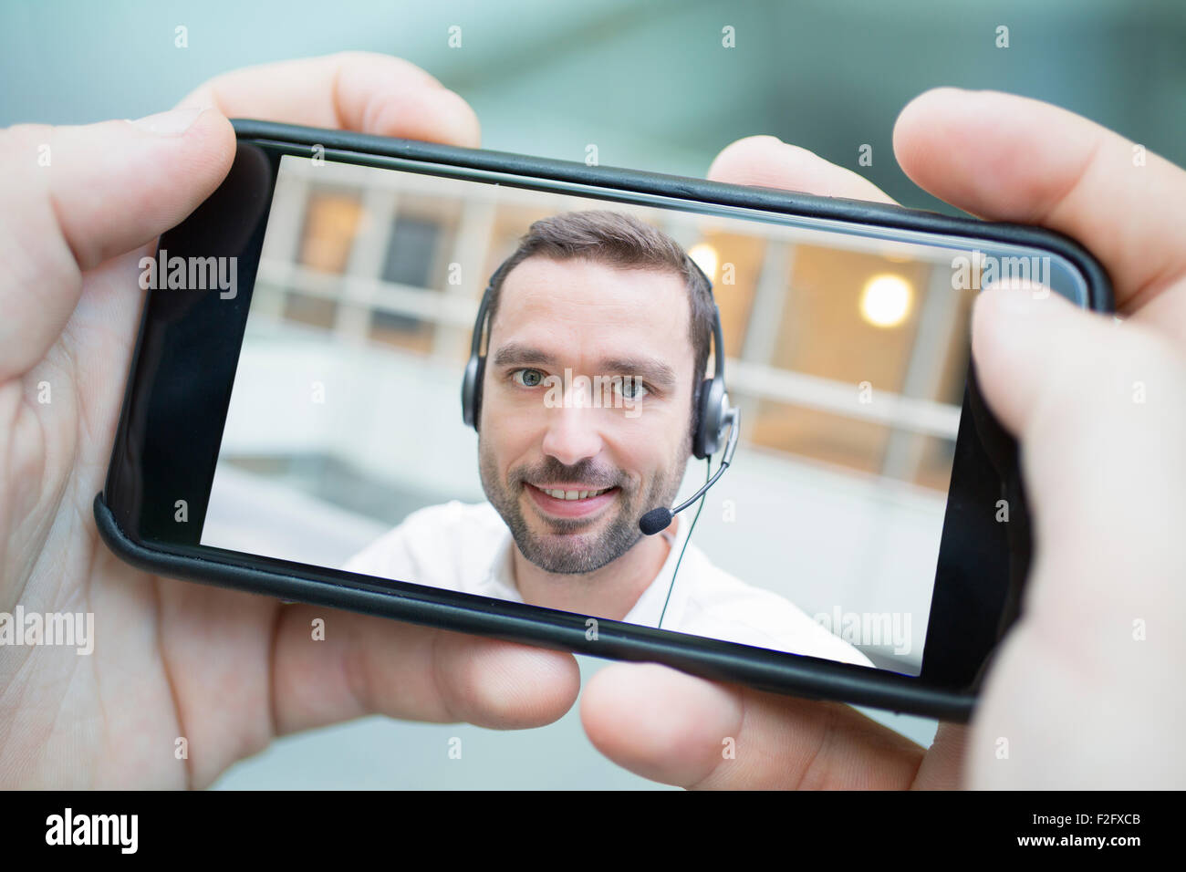 Imprenditore in chat con smart phone Foto Stock