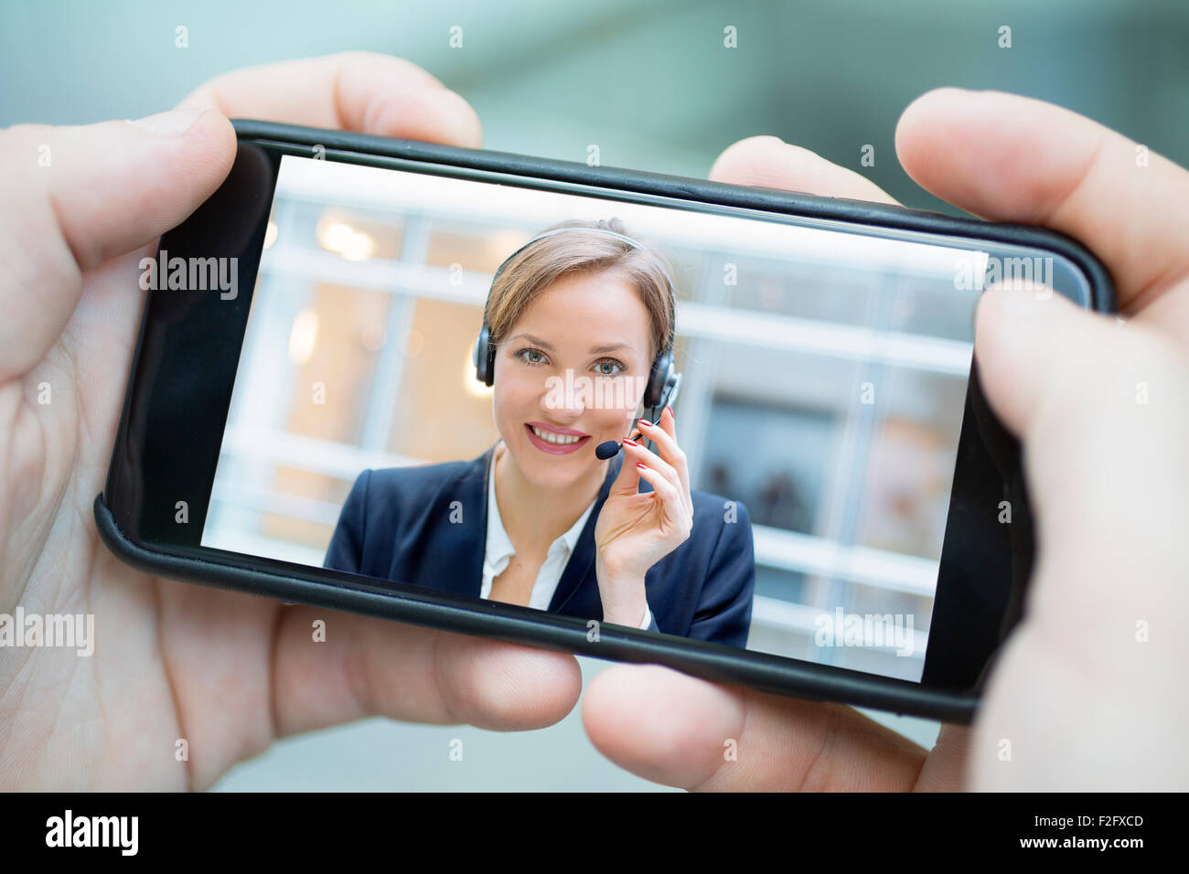 Imprenditrice chiacchierando con gli smart phone Foto Stock