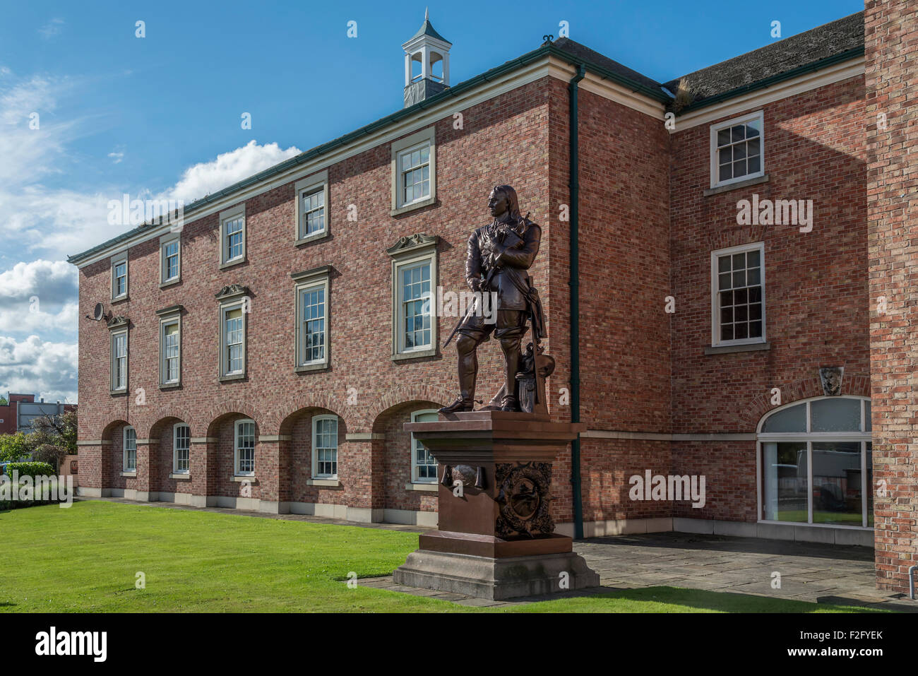La statua di Oliver Cromwell nella motivazione dell'Accademia a piedi Ponte a Warrington. Foto Stock