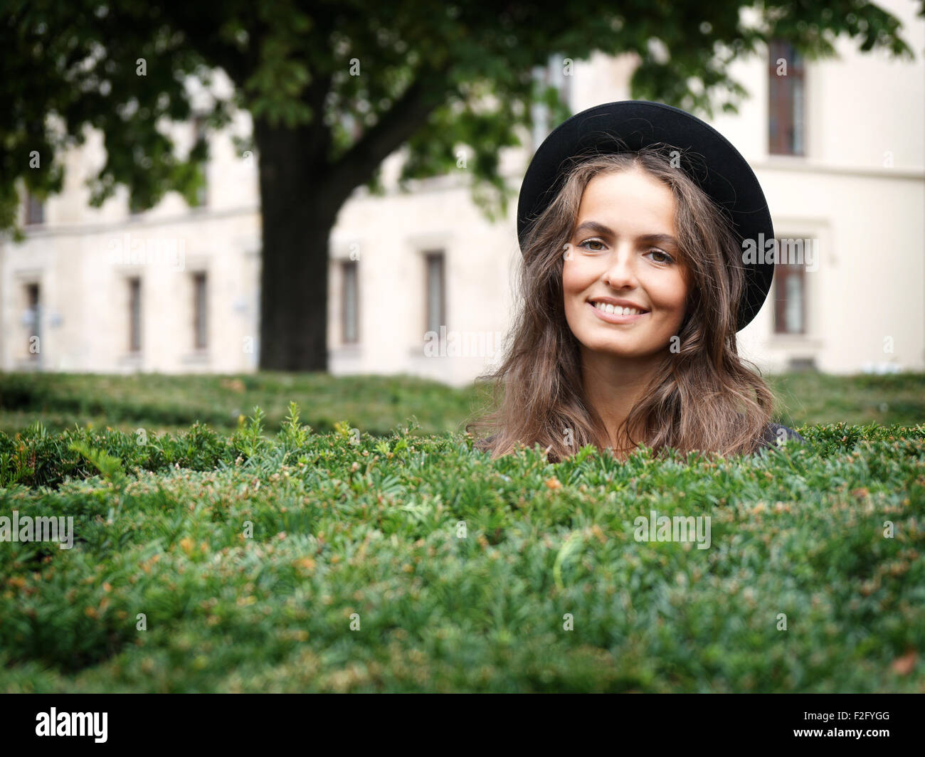 Felice giovane donna in un parco Foto Stock