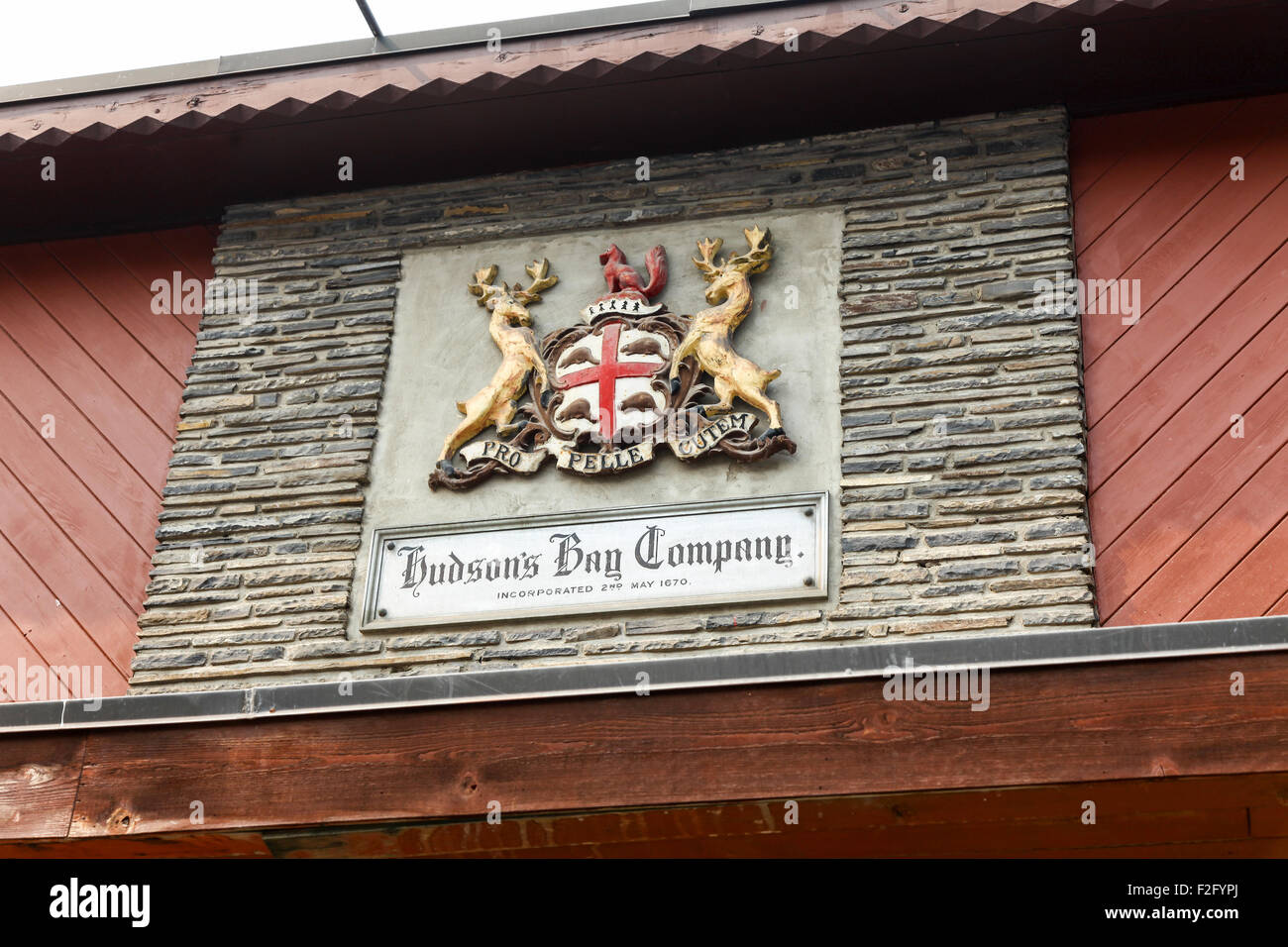 Una placca che mostra lo stemma della Baia di Hudson Trading Company in Banff Alberta Canada Foto Stock