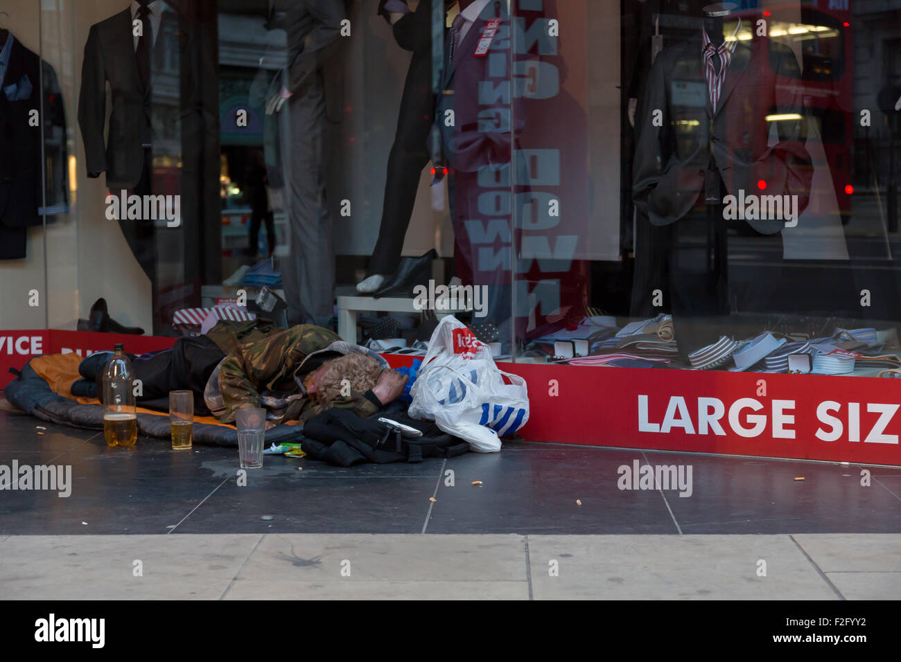 31.05.2012, London, Greater London, Regno Unito - senza tetto abbiamo dormito nella parte anteriore di un negozio di moda nella City of Westminster. Foto Stock