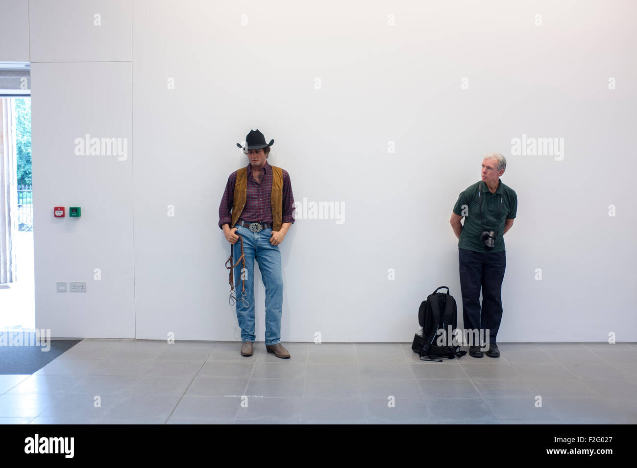 Duane Hanson (1925-1996) nel suo primo sondaggio mostra a Londra dal 1997. In tutto i suoi quaranta anni di carriera, Hanson ha creato il realismo sculture raffiguranti scene di classe operaia americani e dava ai membri della società. Ricorda la Pop Art movimento del tempo, le sue sculture di trasformare la banalità e la banalità della vita quotidiana in materiale iconografico. Foto Stock