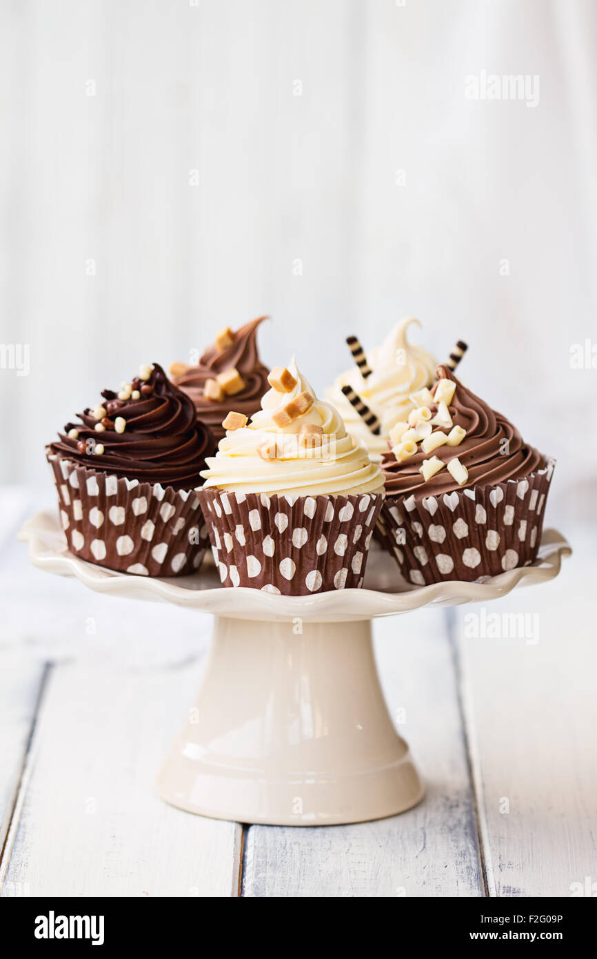 Tortini di cioccolato su un cakestand Foto Stock