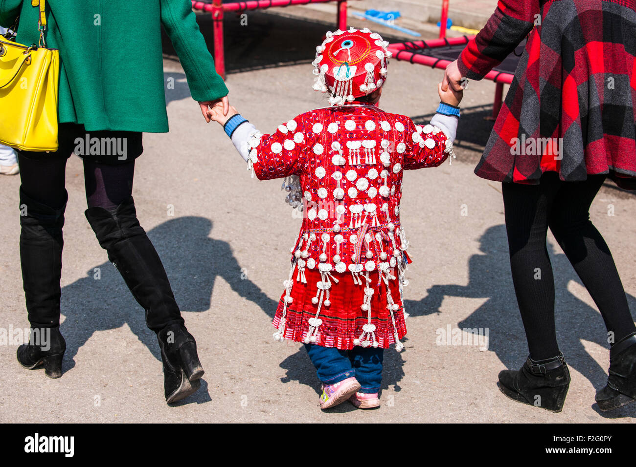 Bambina indossando il tradizionale festival di Miao costume, Guizhou, Cina Foto Stock