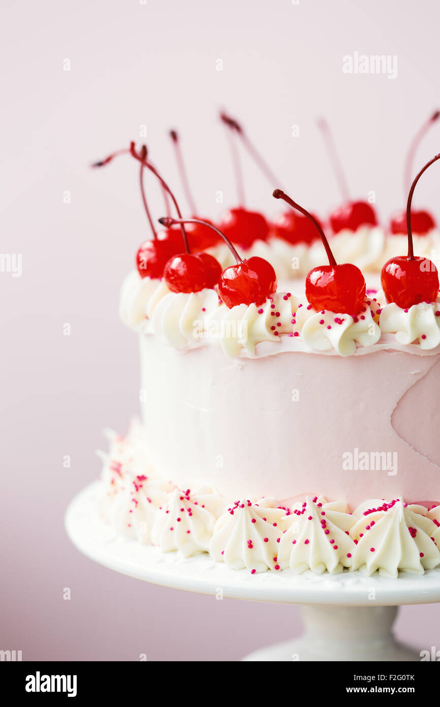 Torta decorata con ciliegie al maraschino Foto Stock
