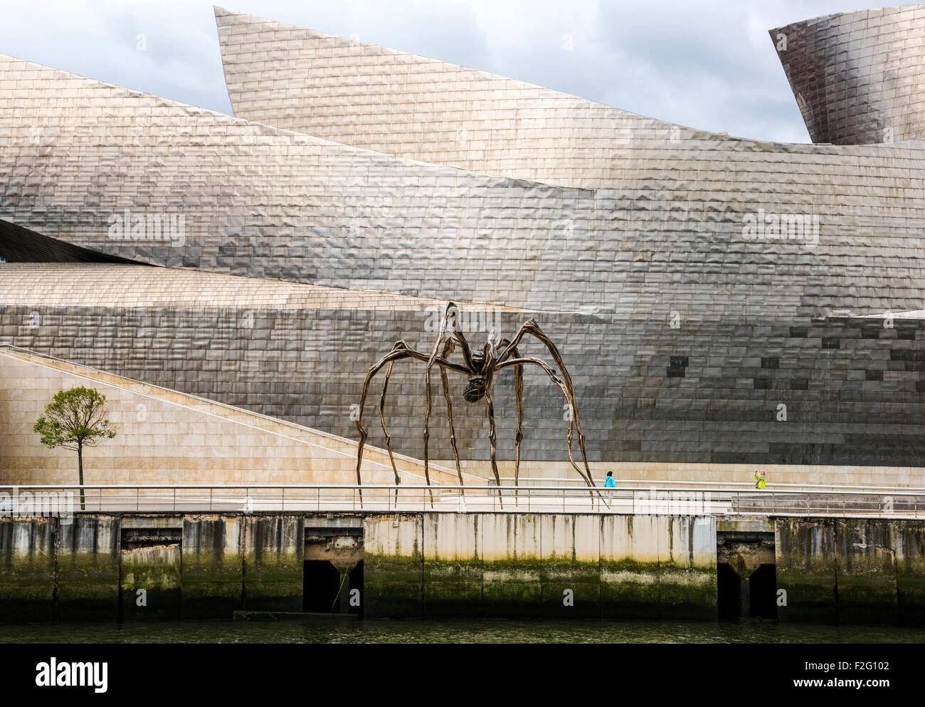 Guggenheim Museum di arte moderna e contemporanea, progettato da Frank Gehry, con "Maman" spider scultura di Louise Bourgeois, Bi Foto Stock