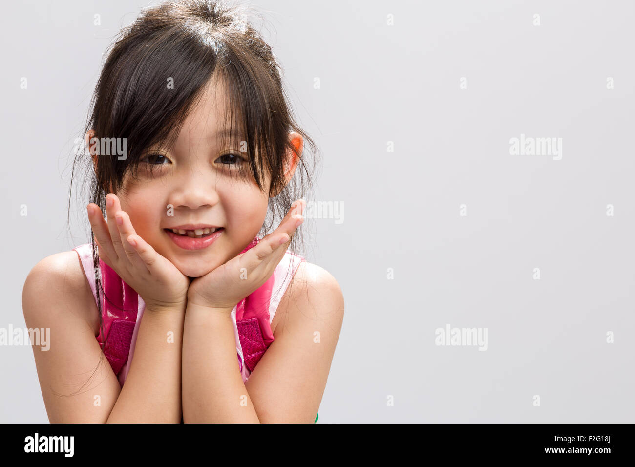 Carino ragazza asiatica sorridente, studio isolato sullo sfondo bianco. Foto Stock