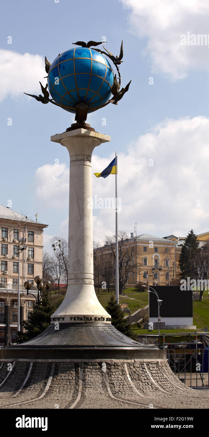 Blue globo terrestre scultura, Piazza Indipendenza a Kiev Foto Stock