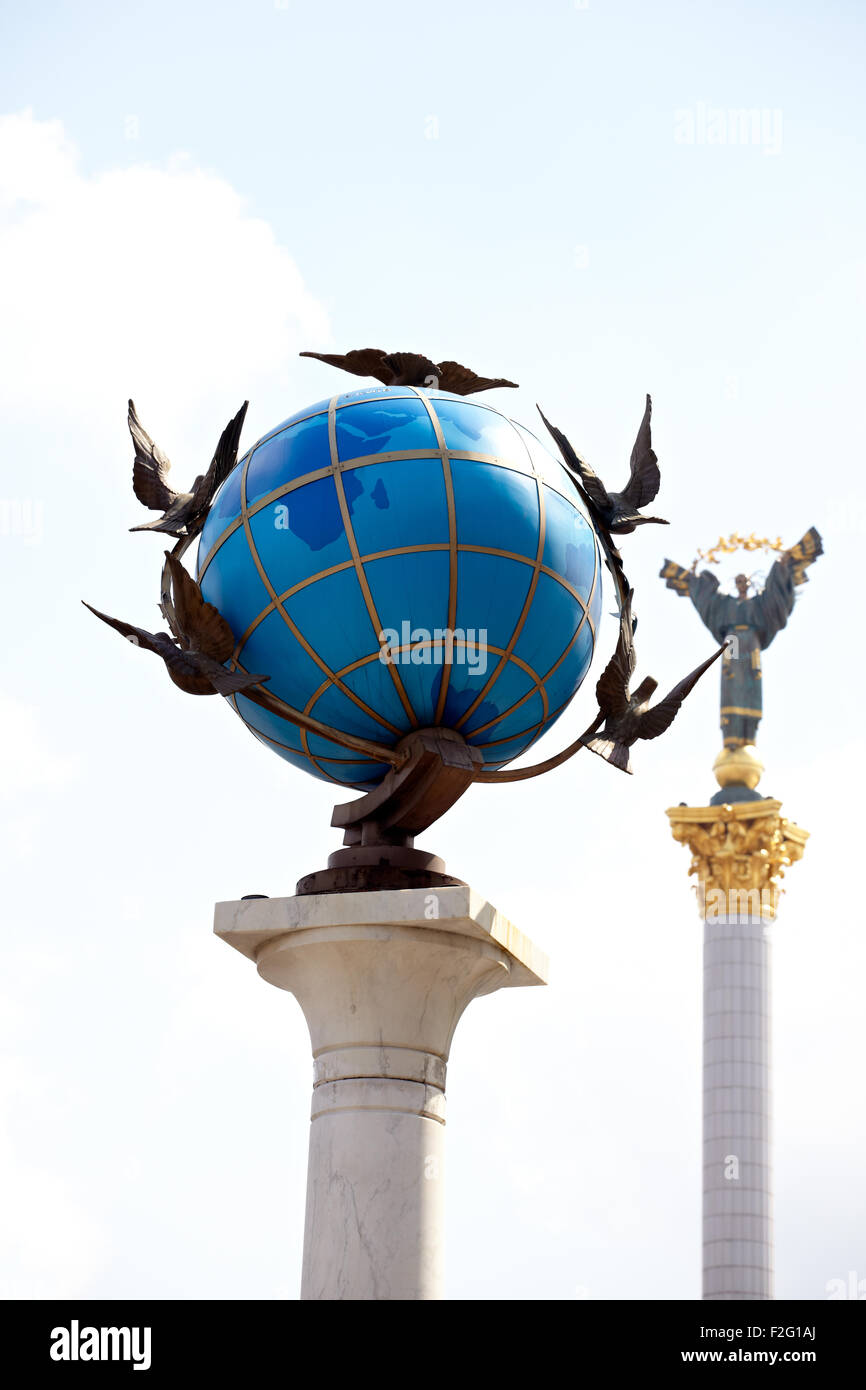 Blue globo terrestre scultura, Piazza Indipendenza a Kiev Foto Stock