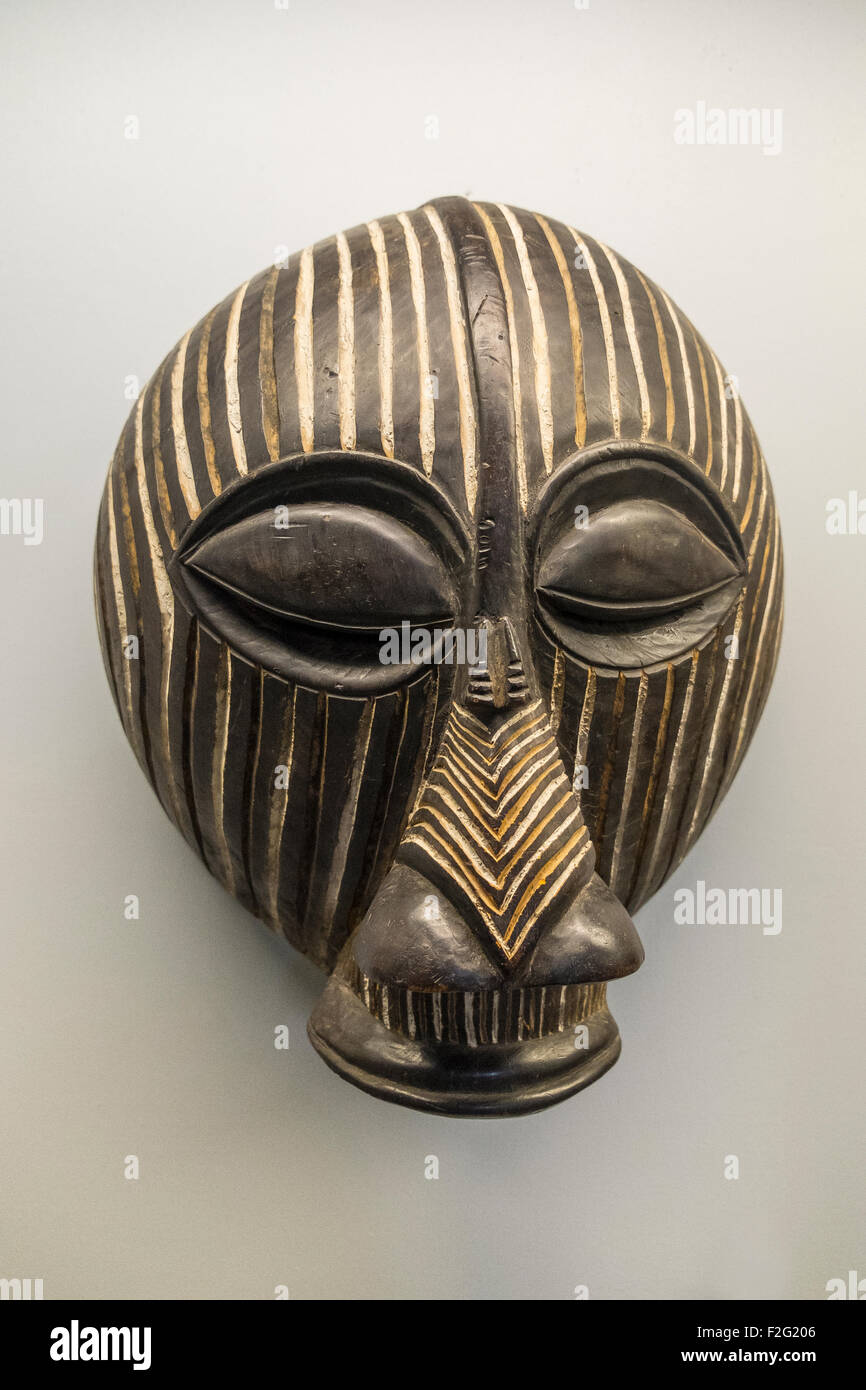 Maschera africana di legno di kifwessere Foto Stock