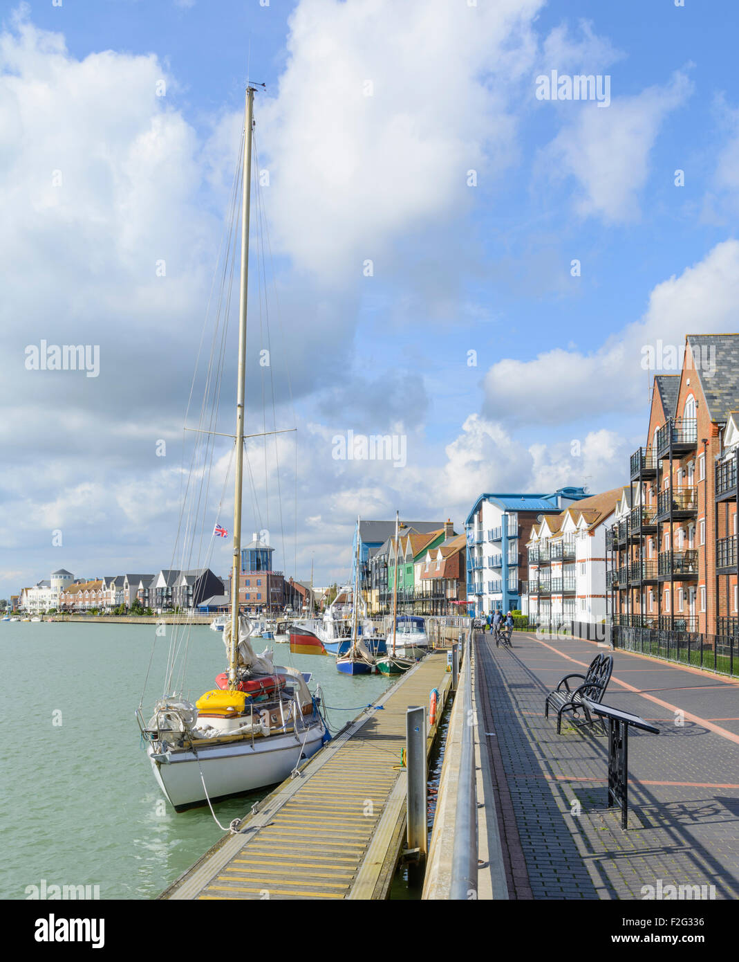 Alloggiamento lungo il fiume e la strada alzaia lungo il fiume Arun, Littlehampton, West Sussex, in Inghilterra, Regno Unito. Ritratto. Verticale. Foto Stock