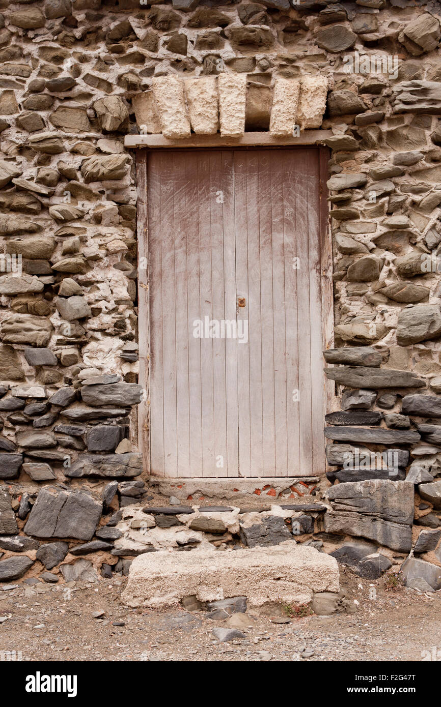 Porta di legno in costruzione in pietra a Minorca Foto Stock