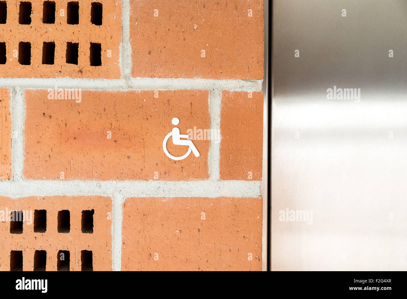 Toilette pubblica speciale per persone disabili segno Foto Stock