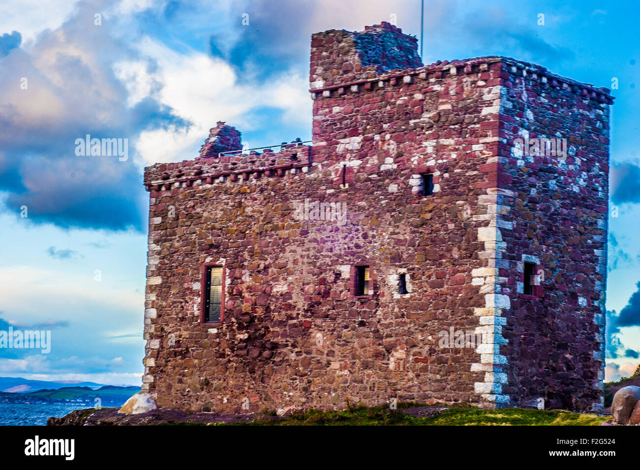 Il castello di Portencross nella forma straordinaria in una giornata di sole in Ayrshire, in Scozia. Foto Stock