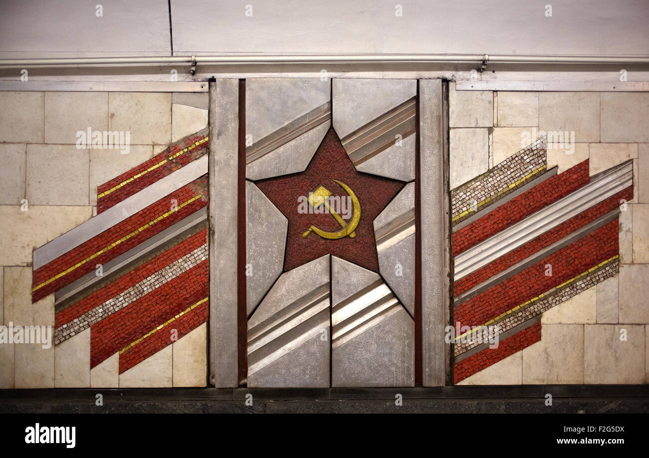 Stella Rossa falce e hammermosaic nella metropolitana di Kiev metro Foto Stock