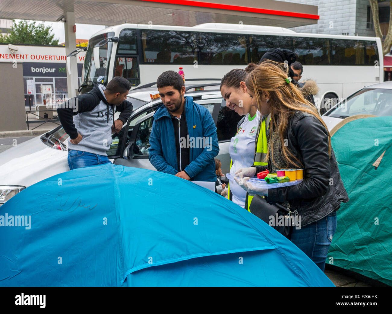 Parigi, Francia. Volontari francesi che servono cibo nel campo di rifugiati siriani, migranti, gruppi di adolescenti che parlano, crisi senza tetto, campi di immigrati Foto Stock