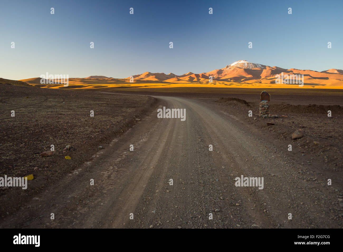 Vuoto su strada sterrata in alta montagna arida mountain range sulle alture delle Ande sulla strada per il famoso sale di Uyuni piatto, un Foto Stock