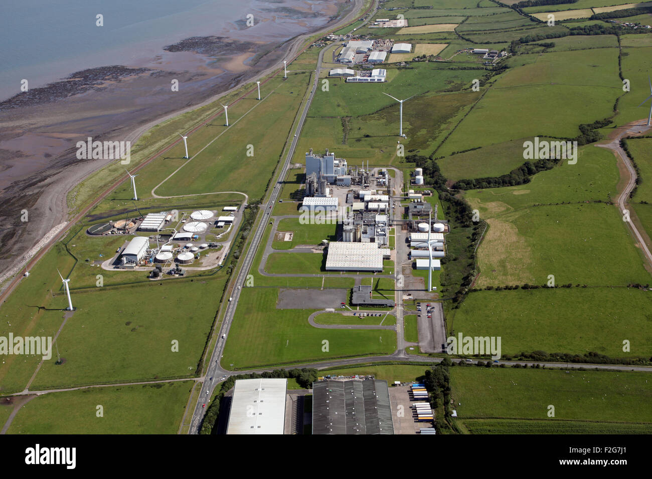 Vista aerea di una fabbrica di prodotti chimici e wind farm su la costa del Cumbria vicino a Workington, Regno Unito Foto Stock