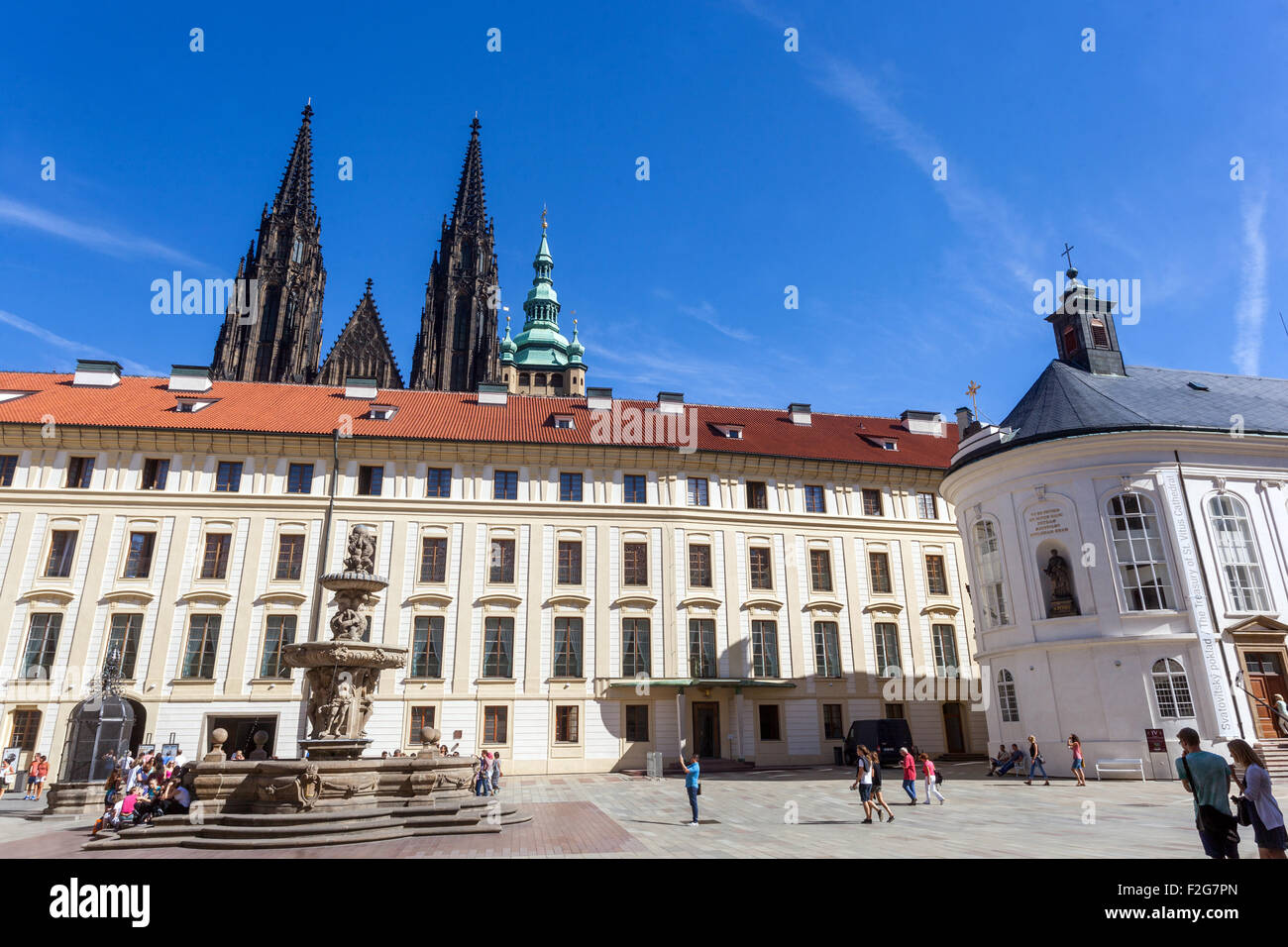Cortile del castello di Praga Cappella della Santa Croce, vista dal secondo cortile con fontana di Kohl's Repubblica Ceca, Europa Foto Stock