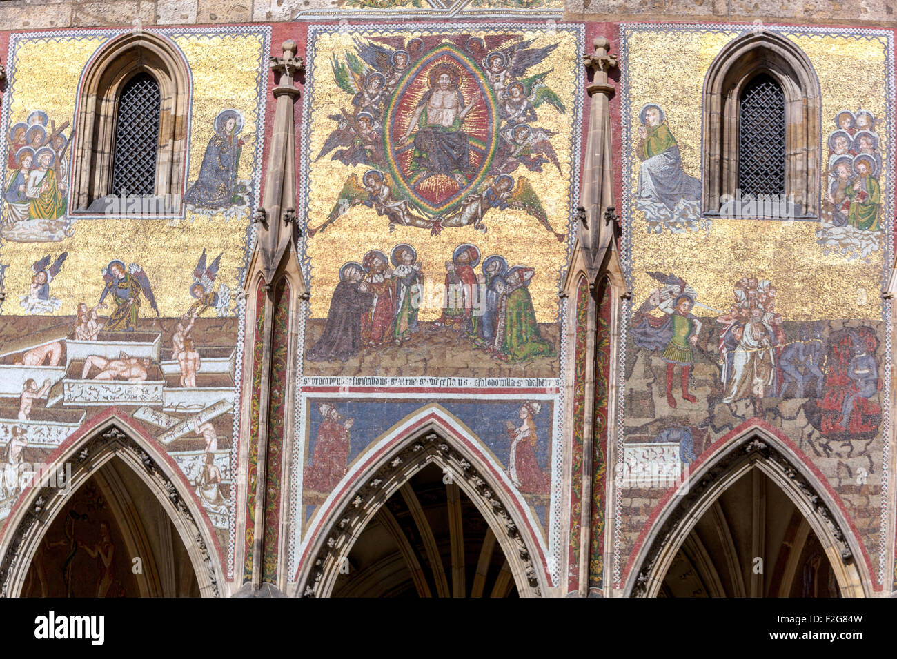 Monumento medievale portale gotico edificio ad arco immagini e