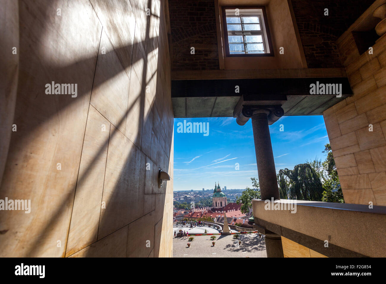 Vista del Castello di Praga dalla storica scalinata dei toro ai Giardini meridionali della Repubblica Ceca, in Europa Foto Stock
