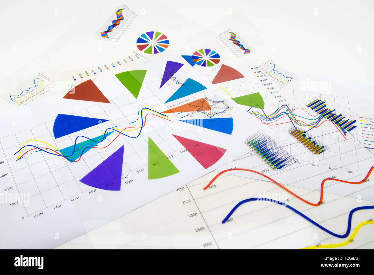 Pila di documenti cartacei con relazioni finanziarie e di informazione statistica di dati isolati su sfondo bianco Foto Stock