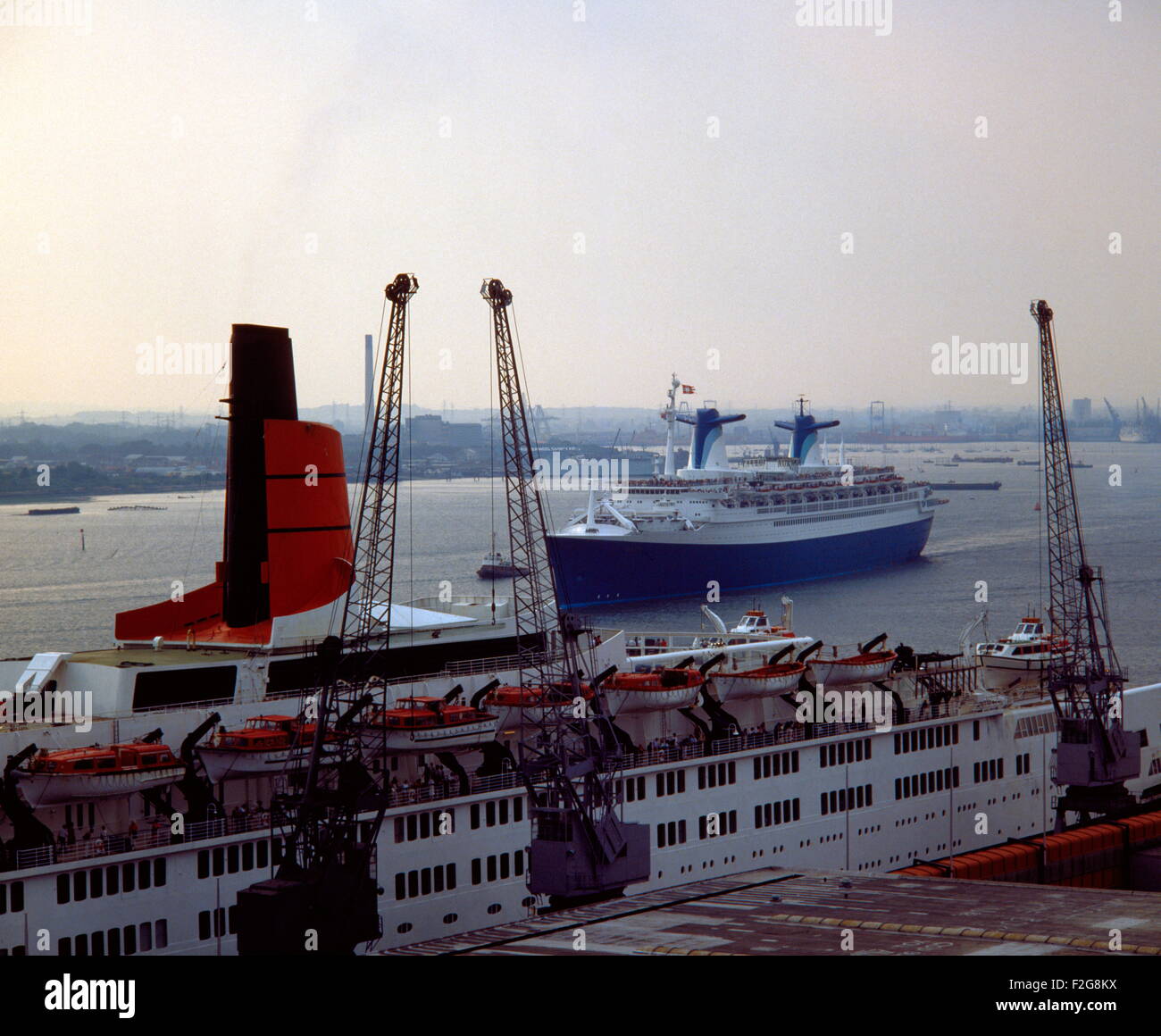 AJAXNETPHOTO. - 1984.SOUTHAMPTON, Inghilterra. - Grande canne - S.S.NORVEGIA (EX LINEE FRANCESE FRANCIA) passante di Cunard. QE2 verso l'esterno legato. foto:JONATHAN EASTLAND/AJAX REF:091866 Foto Stock